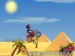 Acrobazie di Moto tra le Piramidi
